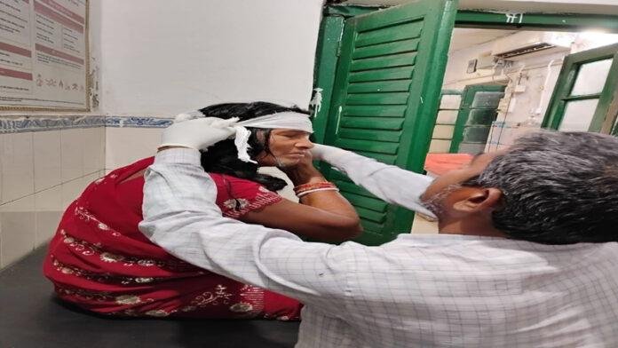 चलती ट्रेन से प्लेटफॉर्म पर कूदी महिला, बाल-बाल बची, सिर में लगी चोट