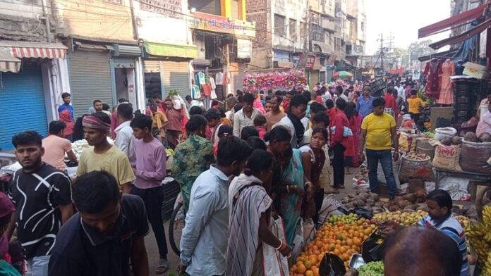 छठ पूजा के लिए बाजारों में बढ़ी भीड़, खरीदारी करते दिखे लोग