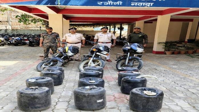 जंगली क्षेत्र से 3 बाइक पर लदे 300 लीटर महुआ शराब जब्त, धंधेबाज फरार