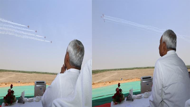 विजय दिवस पर IAF की 'सूर्य किरण' एरोबेटिक टीम के प्रदर्शन कार्यक्रम में शामिल हुए मुख्यमंत्री