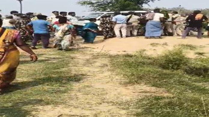 बिना इजाजत के हमारे जमीन पर JCB से खुदाई कर रहे हैं अधिकारी