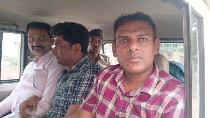 रिश्वत लेते राजस्व कर्मचारी व कार्यपालक अभियंता गिरफ्तार