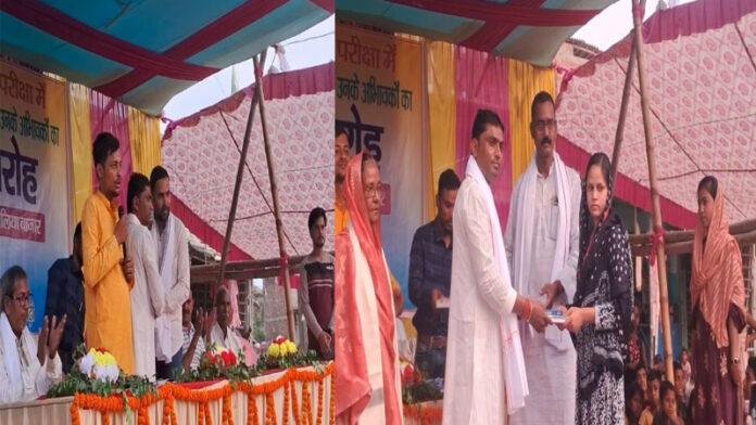 पंचायत के मुखिया ने 70 से अधिक छात्र-छात्राओं के साथ अभिभावकों को किया सम्मानित