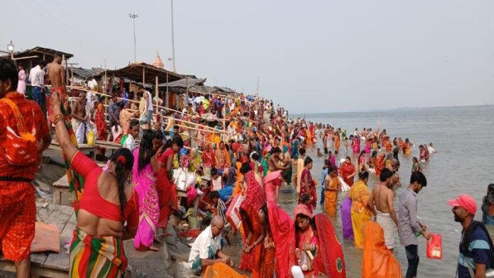अक्षय तृतीया आज, सुबह से ही श्रद्धालु गंगा में लगा रहे हैं डुबकी