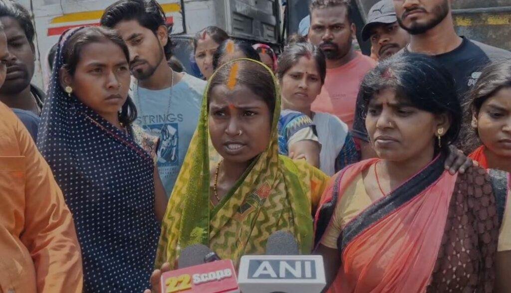 Hazaribagh Murder : युवक की हत्या से मचा बवाल, उग्र भीड़ ने किया सड़क जाम, स्थिति तनावपूर्ण... Hazaribagh Murder : मामले की जानकारी देते स्थानीय लोग