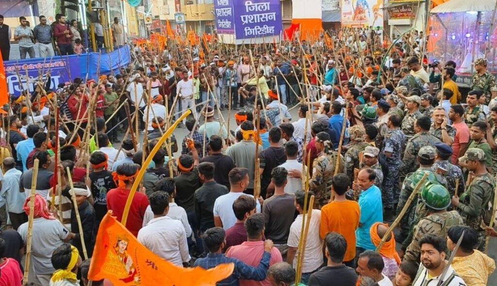 Giridih : अखाड़े में शामिल बड़ी संख्या में लोग