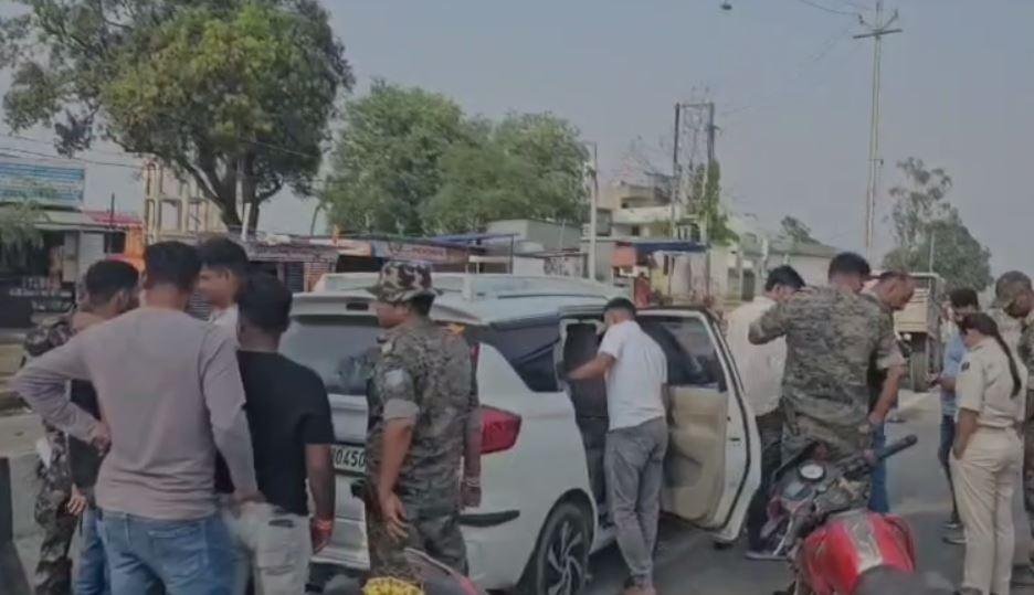 Bokaro Firing : फल विक्रेता को गोली मारकर भाग रहे अपराधी कोडरमा में धराए, बिहार पुलिस के... Bokaro Firing : वाहन चेकिंग के दौरान पकड़े गए आरोपी