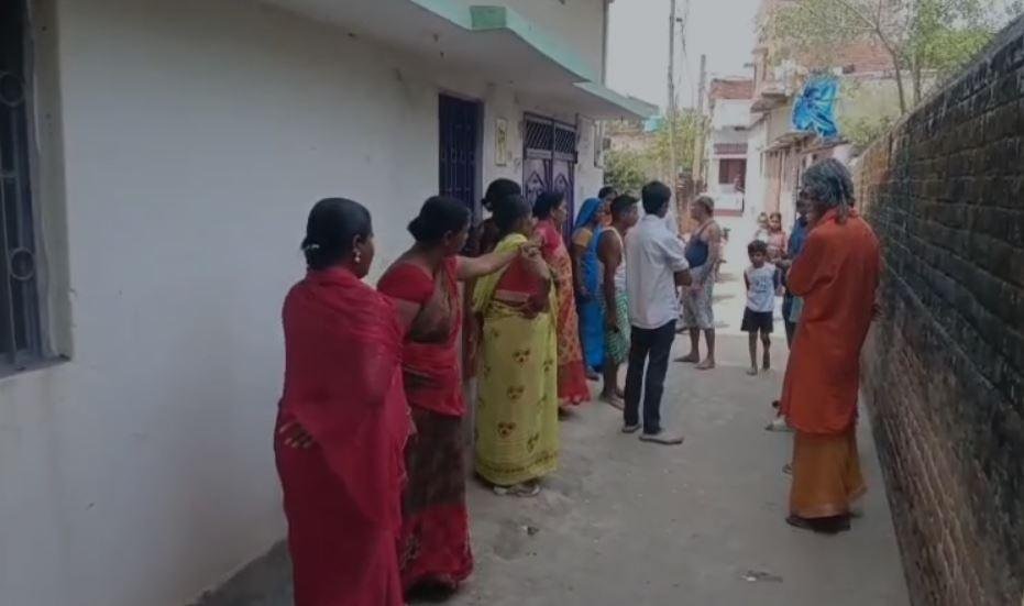 Koderma : बाथरूम में दुपट्टे के सहारे लटककर युवती ने कर ली आत्महत्या, जांच में जुटी पुलिस...