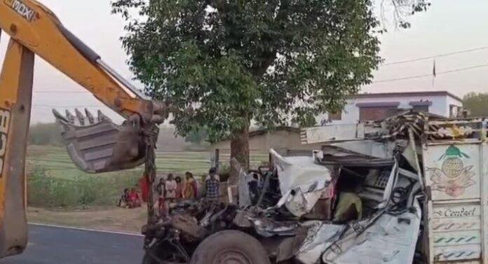 Hazaribagh : खड़े ट्रक से जा टकरायी पिकअप, दो महिला मजदूरों की दर्दनाक मौत, कई घायल...