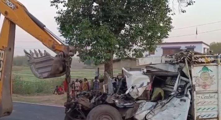 Hazaribagh : खड़े ट्रक से जा टकरायी पिकअप, दो महिला मजदूरों की दर्दनाक मौत, कई घायल...