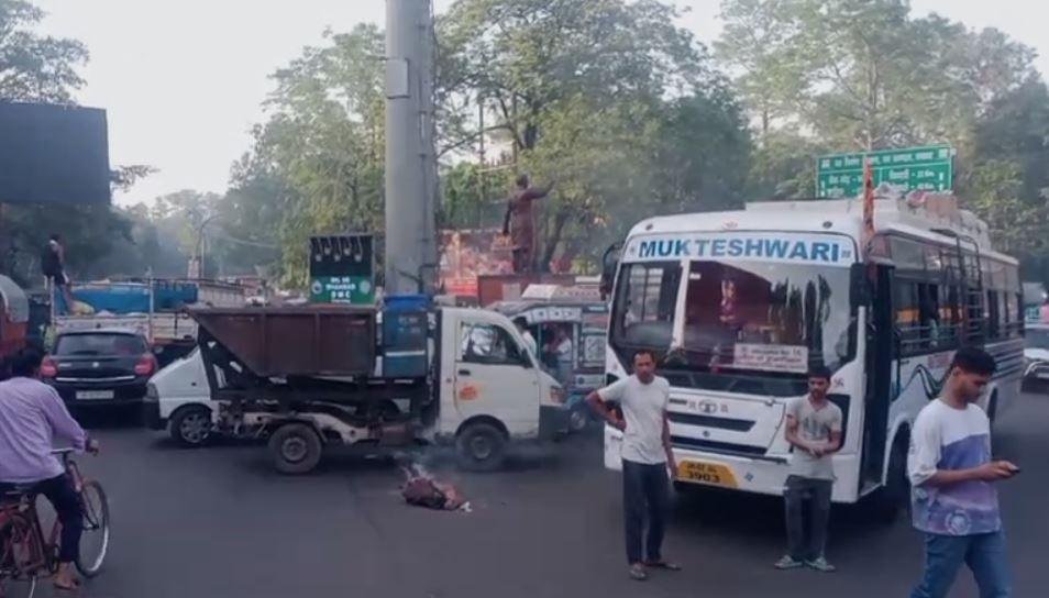 Dhanbad Accident : घटना के बाद ग्रामीणों कर दिया सड़क जाम