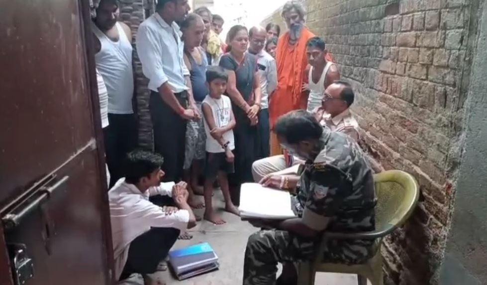 Koderma : बाथरूम में दुपट्टे के सहारे लटककर युवती ने कर ली आत्महत्या, जांच में जुटी पुलिस... Koderma : मामले में पूछताछ करती पुलिस