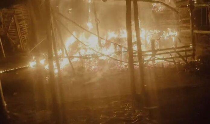 Dhanbad : गोविंदपुर सब्जी मंडी में भीषण आग, एक दुकान जलकर खाक