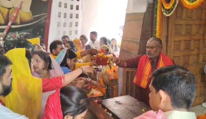 Bokaro : रामनवमी पर राम मंदिर में उमड़ी श्रद्धालुओं की भीड़...