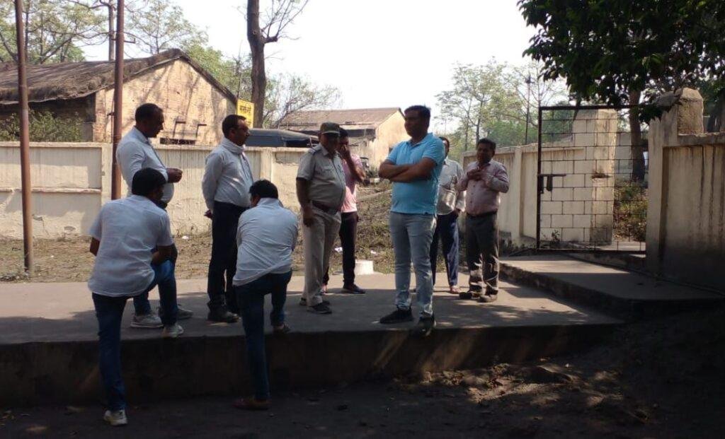 Ramgarh : सीसीएल कोलियरी गिद्दी में फैली अराजकता, पूरे कॉलोनी का काट दिया बिजली... Ramgarh : घटना के जुटे लोग