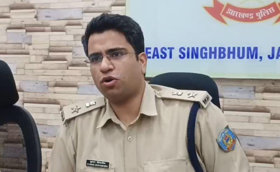 Jamshedpur : मामले की जानकारी देती पुलिस