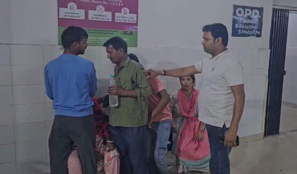 Hazaribagh : आसमानी बिजली ने ली तीन की जान, पदमा में पसरा मातम... Hazaribagh : अस्पताल में जुटे परिजन