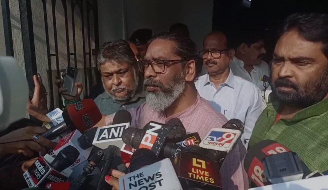 Breaking : जेएमएम अध्यक्ष बनने के बाद पहली बार कैम्प कार्यालय पहुंचे सीएम हेमंत सोरेन...