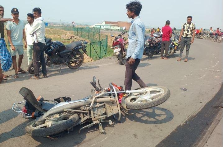 Hazaribagh : ओएसएल वाहन की चपेट में आने से युवक की मौत, ग्रामीणों ने फूंक दिया... Hazaribagh : घटना में बाइक बुरी तरह क्षतिग्रस्त