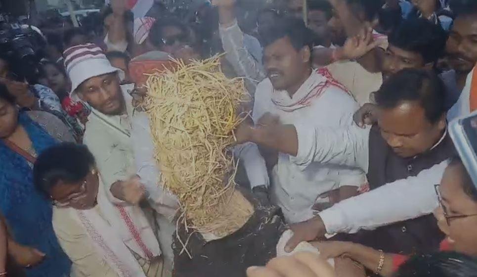 Ranchi : सिरमटोली फ्लाईओवर रैंप के विरोध में आदिवासियों में उबाल, सीएम हेमंत का पुतला फूंका...