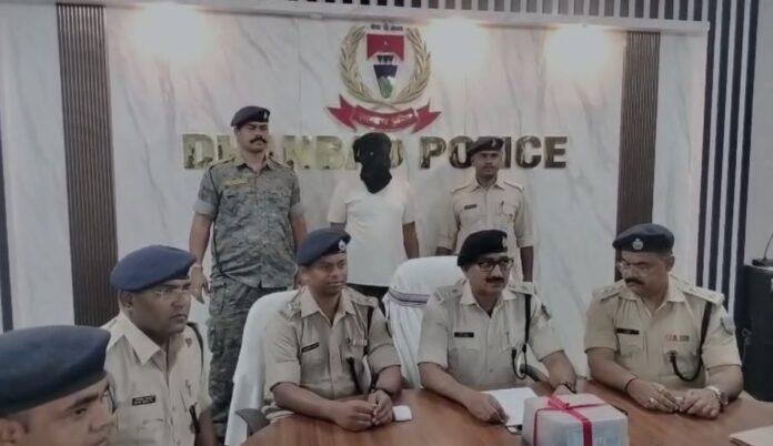 Dhanbad Crime : गैंगस्टर प्रिंस खान गैंग का शातिर अपराधी हथियार के साथ यहां से धराया...