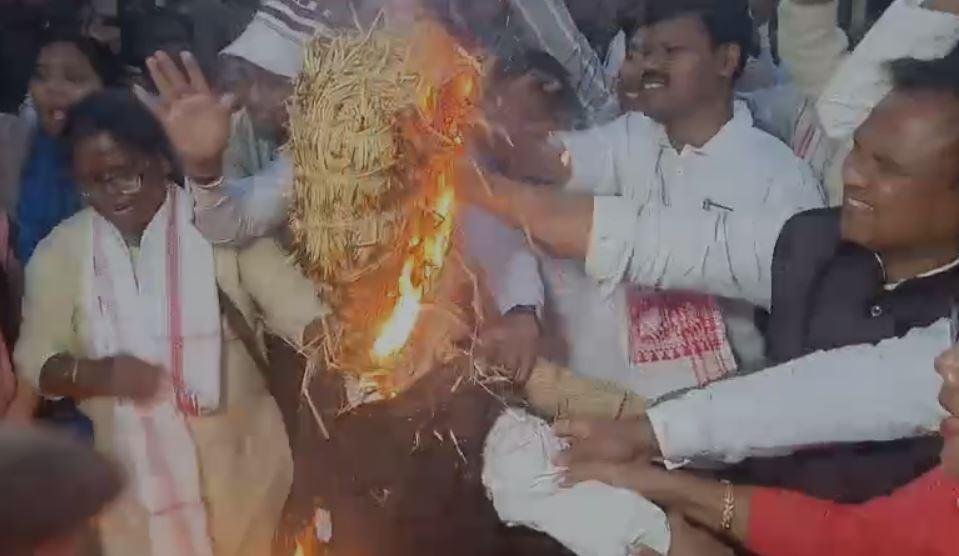 Ranchi : सिरमटोली फ्लाईओवर रैंप के विरोध में आदिवासियों में उबाल, सीएम हेमंत का पुतला फूंका...