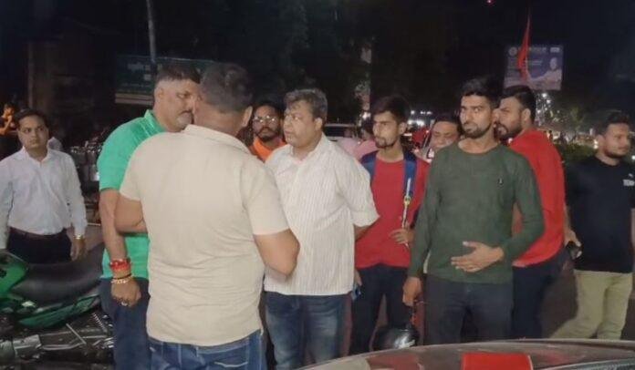 Jamshedpur : बीच सड़क खड़ी लावारिस कार से मची अफरातफरी, मौके पर पहुंच गई पुलिस और फिर...