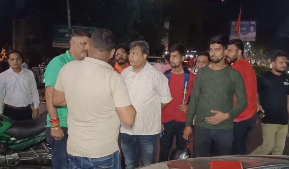 Jamshedpur : बीच सड़क खड़ी लावारिस कार से मची अफरातफरी, मौके पर पहुंच गई पुलिस और फिर...