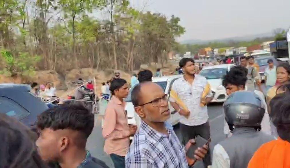 Breaking : हजारीबाग में यात्री बस और ट्रक में भयंकर टक्कर, युवक का पैर कटकर अलग कई गंभीर... Breaking : घटना के बाद लगा जाम