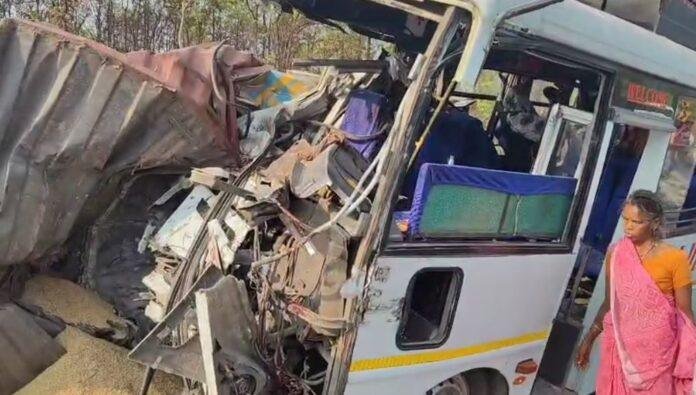 Breaking : हजारीबाग में यात्री बस और ट्रक में भयंकर टक्कर, युवक का पैर कटकर अलग कई गंभीर...