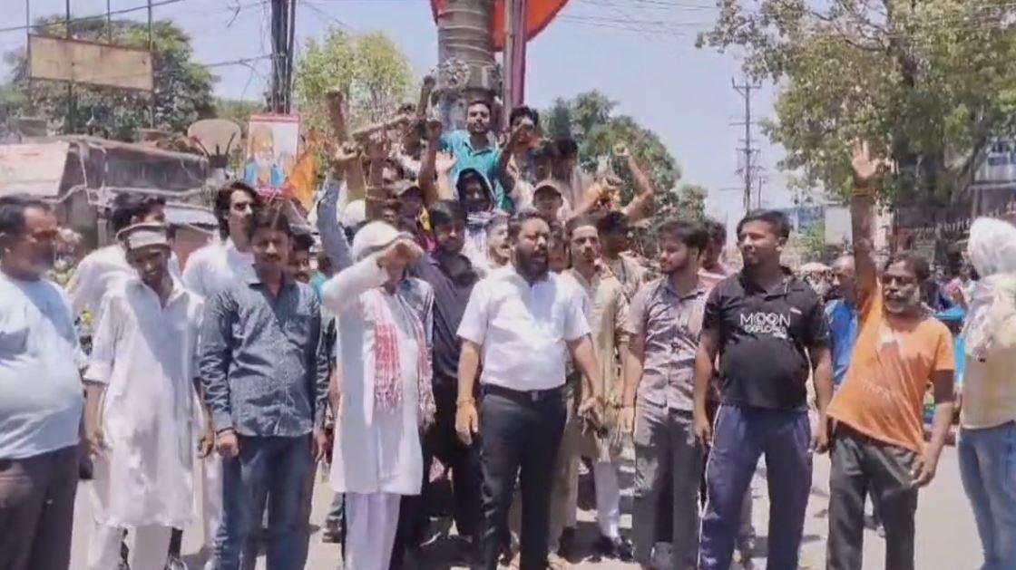 Hazaribagh Band : पहलगाम आतंकी हमले के विरोध में हजारीबाग में स्वत: बंद, पाकिस्तान मुर्दाबाद के... Hazaribagh Band : विरोध करते ग्रामीण
