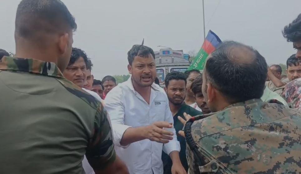 Bokaro Band के दौरान पुलिस से उलझते स्थानीय लोग