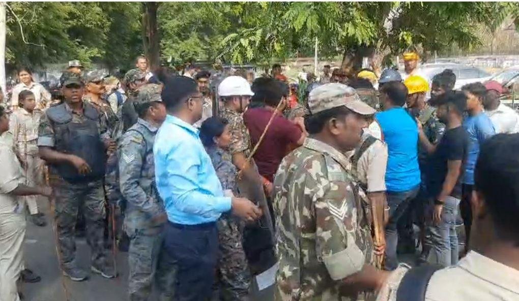 Bokaro Lathicharge लोगों को समझाती पुलिस