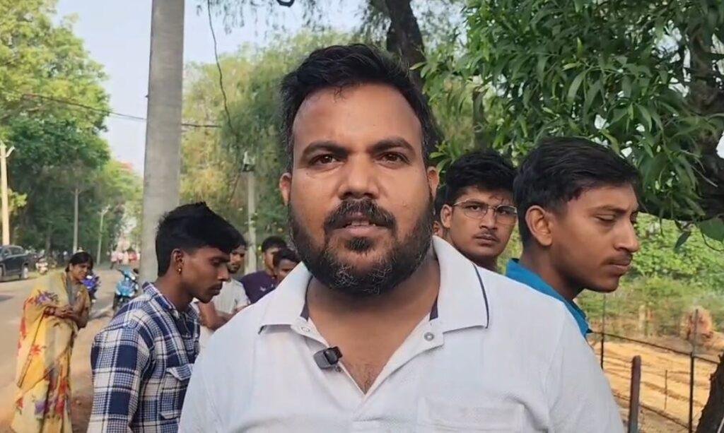 Hazaribagh : मामले की जानकारी देता ग्रामीण
