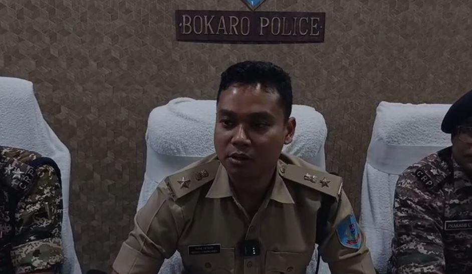 Bokaro : मामले की जानकारी देते एसपी