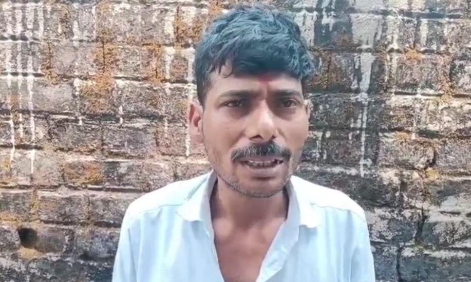 Koderma : बाथरूम में दुपट्टे के सहारे लटककर युवती ने कर ली आत्महत्या, जांच में जुटी पुलिस... Koderma : मामले में की जानकारी देते मामा