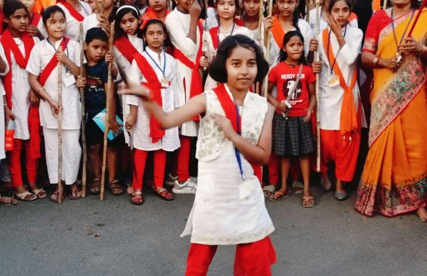 Giridih : करतब दिखाती बच्ची