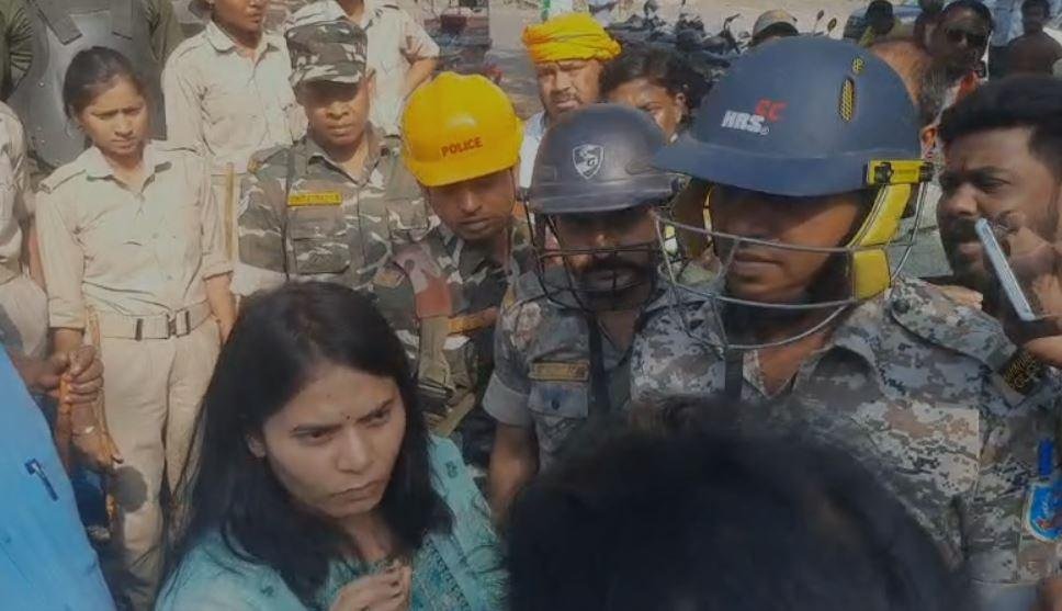 Bokaro Lathicharge : प्रदर्शनकारियों को समझाते अधिकारी