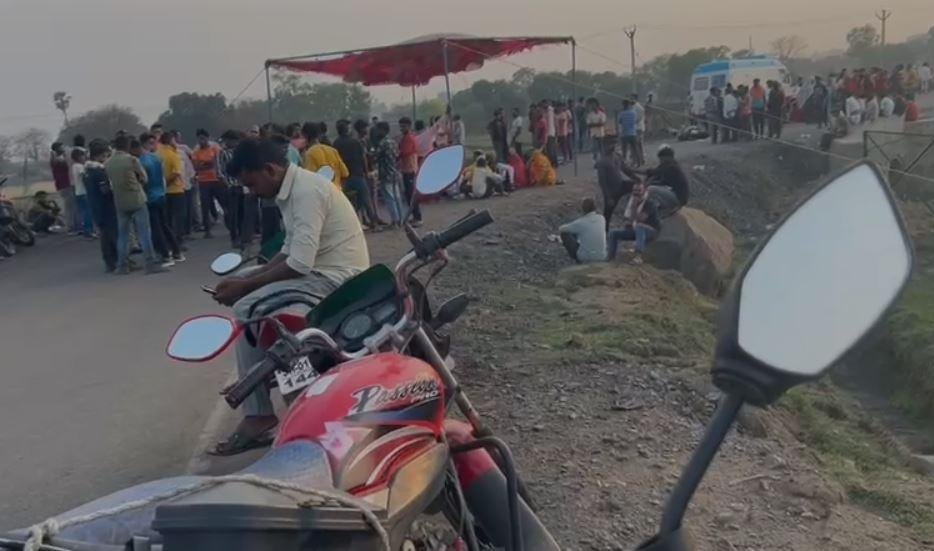 Hazaribagh : ओएसएल वाहन की चपेट में आने से युवक की मौत, ग्रामीणों ने फूंक दिया... Hazaribagh : घटना के बाद ग्रामीणों ने कर दिया सड़क जाम