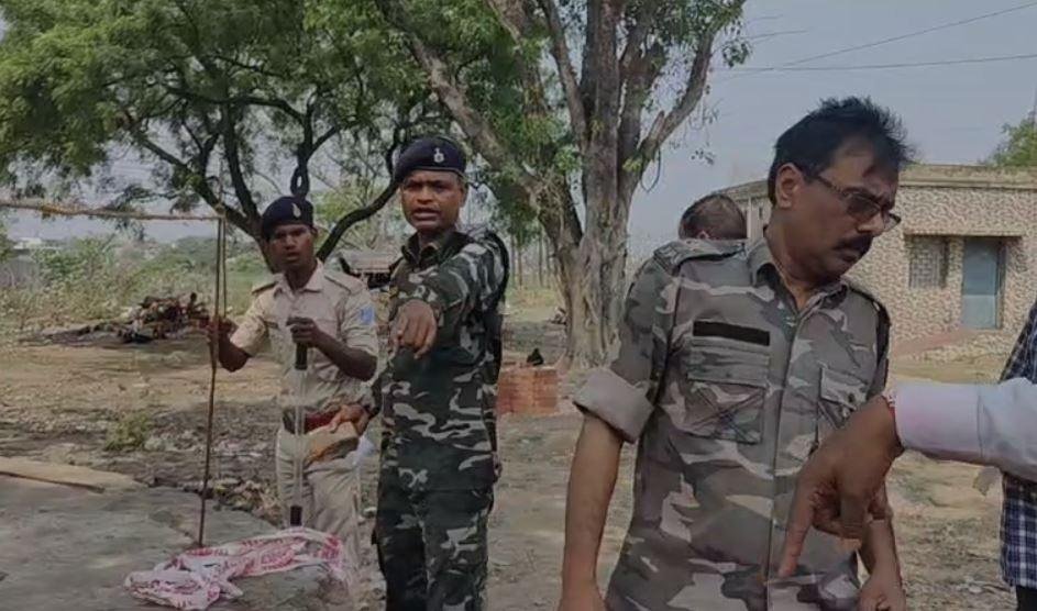 Dhanbad : मामले की जांच करती पुलिस