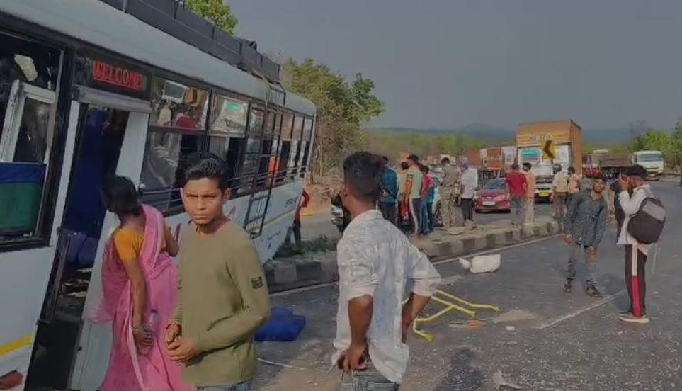 Breaking : हजारीबाग में यात्री बस और ट्रक में भयंकर टक्कर, युवक का पैर कटकर अलग कई गंभीर... Breaking : घटना में उड़ गए वाहनों के परखच्चे