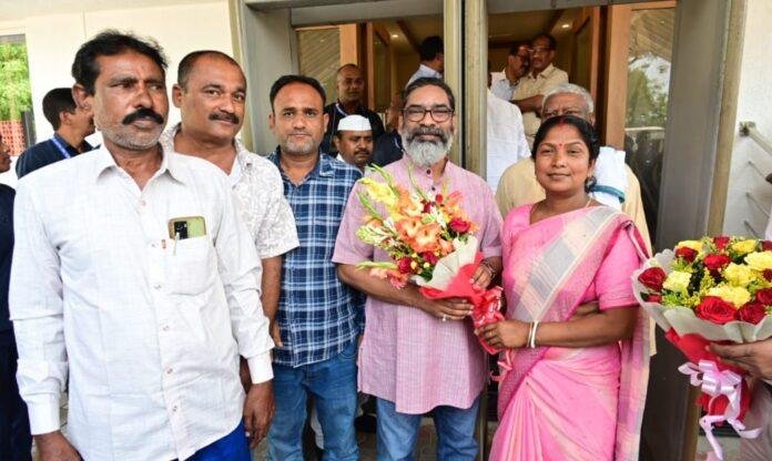 ltyuty Breaking : सीएम हेमंत सोरेन से राज्य के विभिन्न क्षेत्रों से पहुंचे आम लोगों ने की मुलाकात...