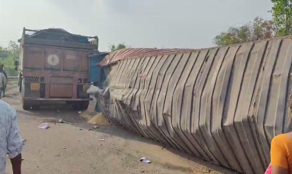 Breaking : हजारीबाग में यात्री बस और ट्रक में भयंकर टक्कर, युवक का पैर कटकर अलग कई गंभीर...
