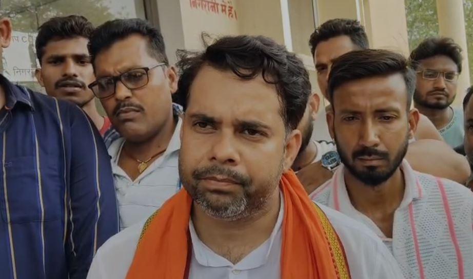 Dhanbad : सिंदरी में मानव तस्करी का मामले का खुलासा, चार गिरफ्तार... Dhanbad : मामले की जानकारी देते कार्यकर्ता
