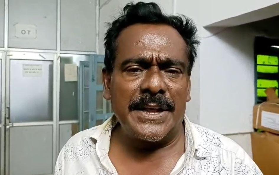 Dhanbad Crime : चलती बाइक में छिनतई, महिला का फूटा सर... | 22Scope News Dhanbad Crime : मामले की जानकारी देता पति