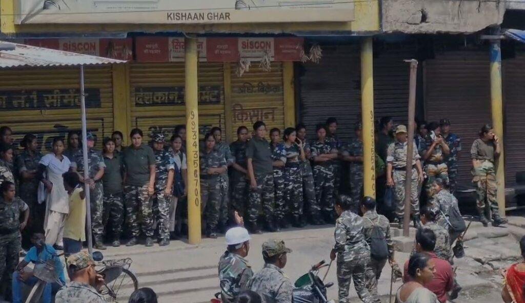 Hazaribagh Murder : युवक की हत्या से मचा बवाल, उग्र भीड़ ने किया सड़क जाम, स्थिति तनावपूर्ण... Hazaribagh Murder : स्थिति को देखते हुए भारी फोर्स तैनात