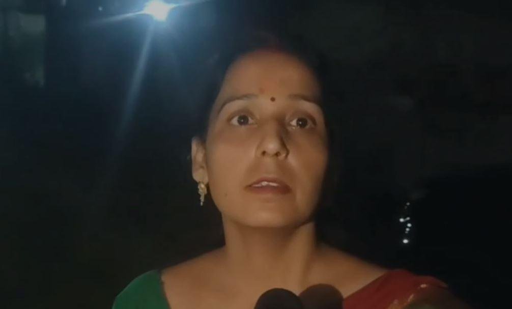 Dhanbad Crime : मामले की जानकारी देती महिला