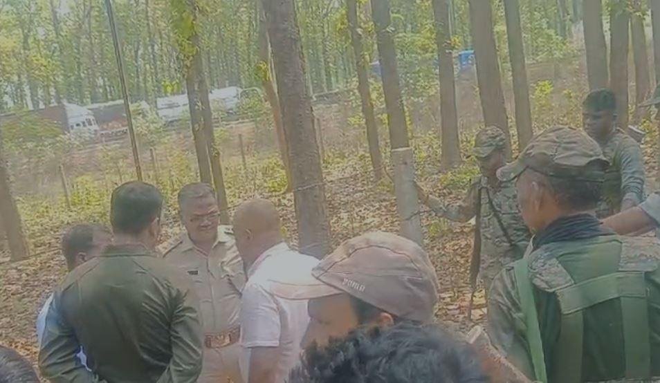 Breaking : ग्रामीणों को समझाती पुलिस