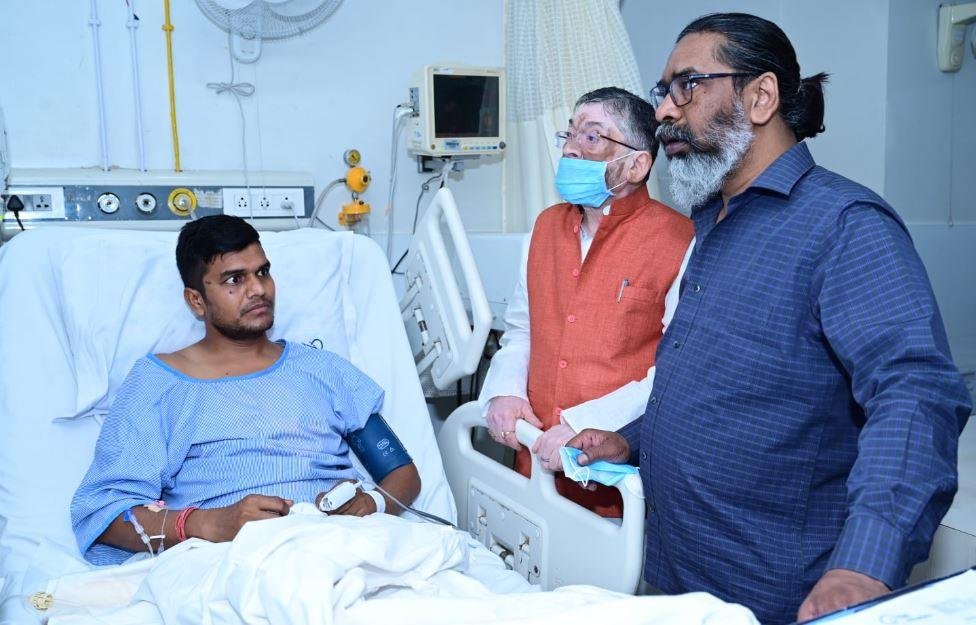 Breaking : राज्यपाल संतोष गंगवार और सीएम हेमंत पहुंचे राज अस्पताल, घायल जवान का जाना हाल...