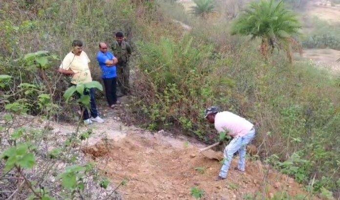 Giridih : ऐसा क्या हो गया जो कब्र से निकालना पड़ा बच्चे का शव...